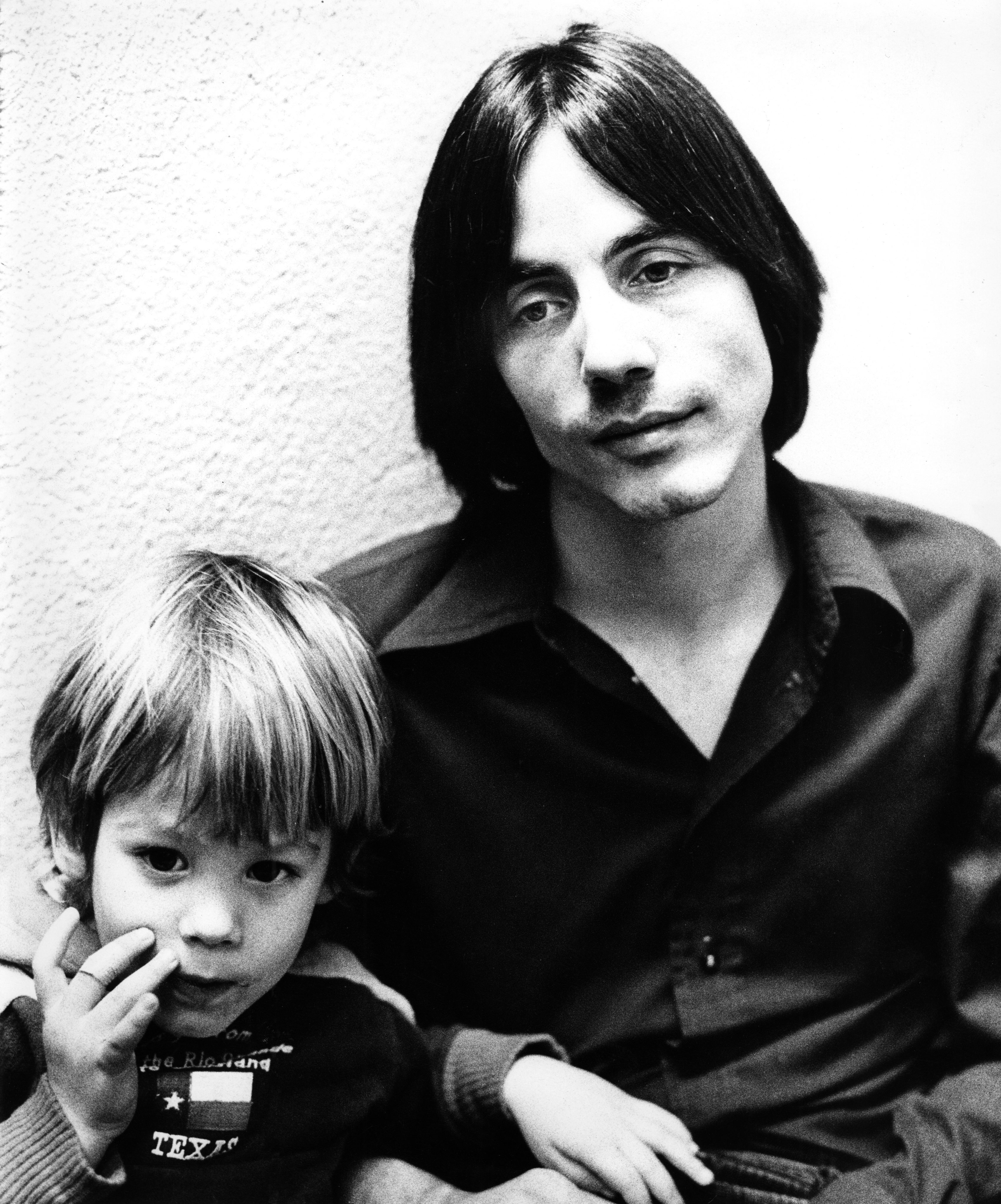 Jackson Browne posed with his son Ethan in Los Angeles in 1974. | Source: Getty Images