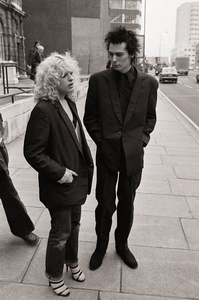 Sid Vicious, 20, guitarist with the Sex Pistols, and girlfriend Nancy Spungen, 19, from Philadelphia, arrive at court 2/8, where they are charged with having drugs at a London hotel last November | Photo: Getty Images