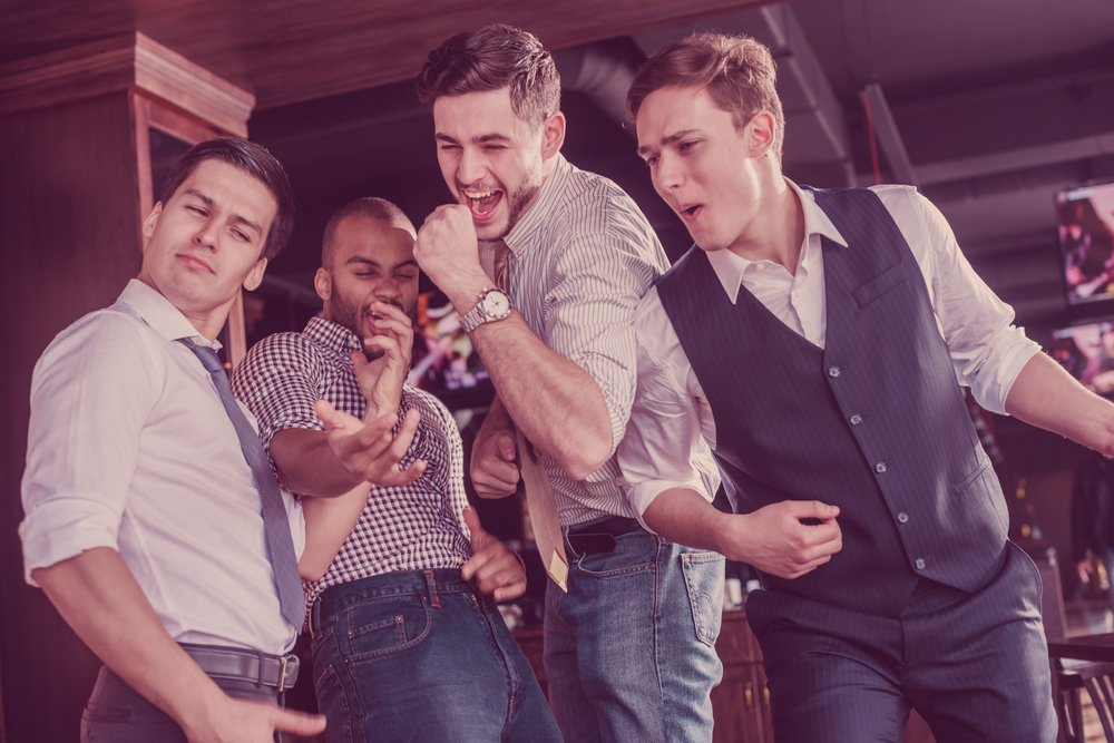Männer haben Spaß in der Bar. | Quelle: Shutterstock
