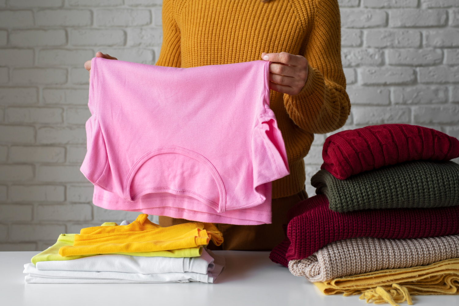 Woman organizing clothes | Source: Freepik