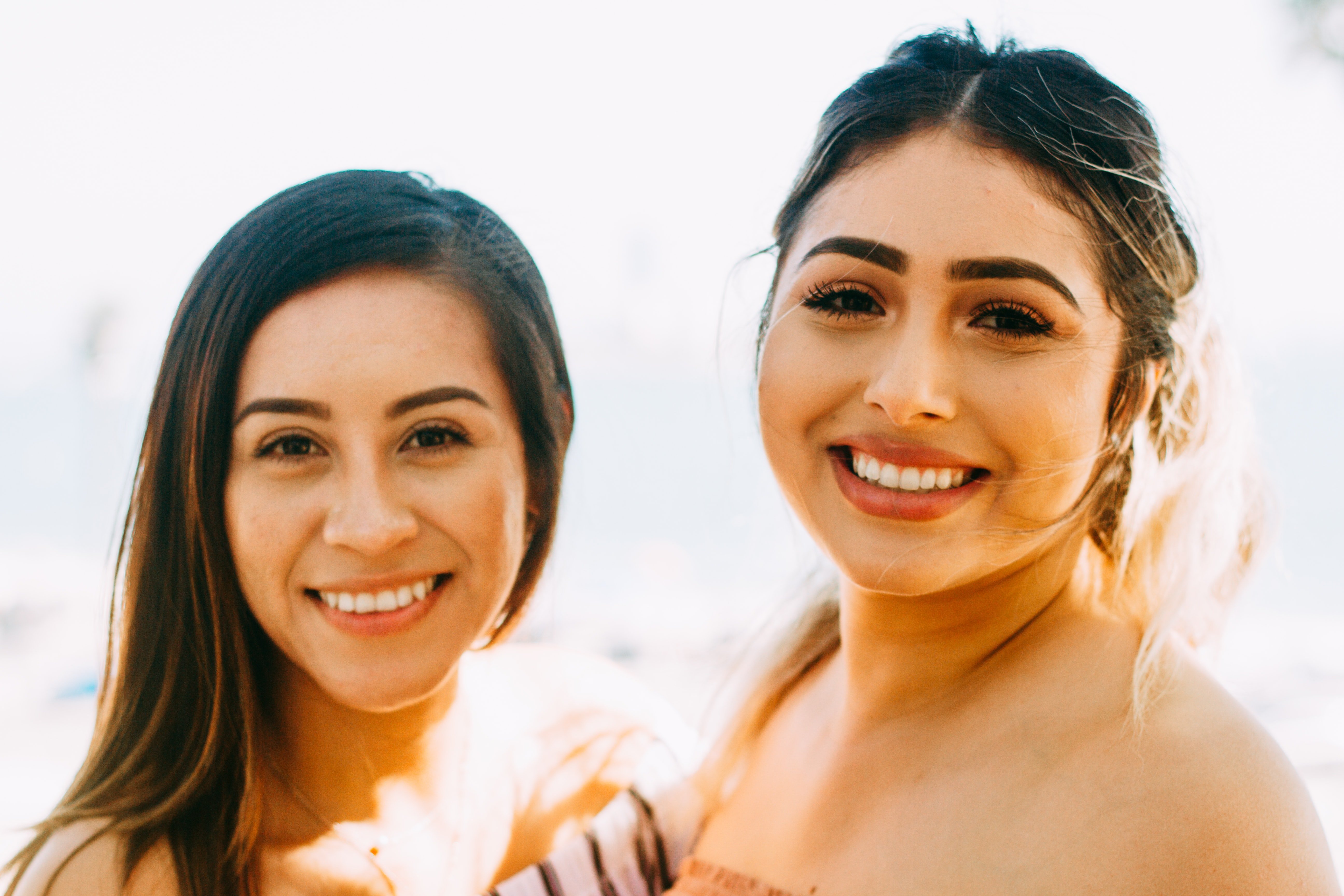 Dos mujeres jóvenes sonrien. | Foto: Unsplash