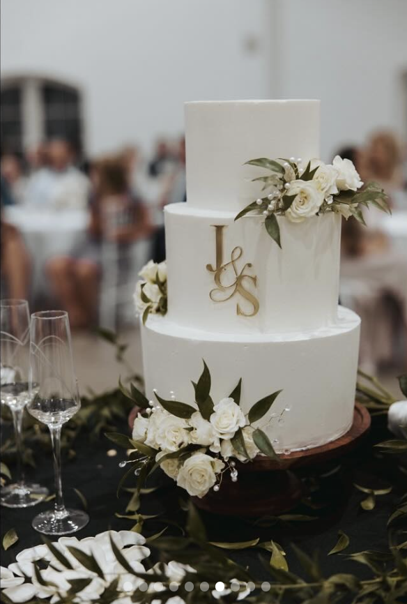 Stephen Wissmann and Jana Duggar's three-tier lemon raspberry cake, posted in August 2024 | Source: Instagram/janamduggar