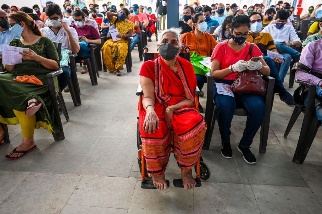 Die Menschen warten darauf, am 7. Mai 2021 in einem Impfzentrum in Mumbai eine Dosis des Covishield Covid-19-Coronavirus-Impfstoffs zu erhalten. (Foto von Punit PARANJPE / AFP) I Quelle: Getty Images