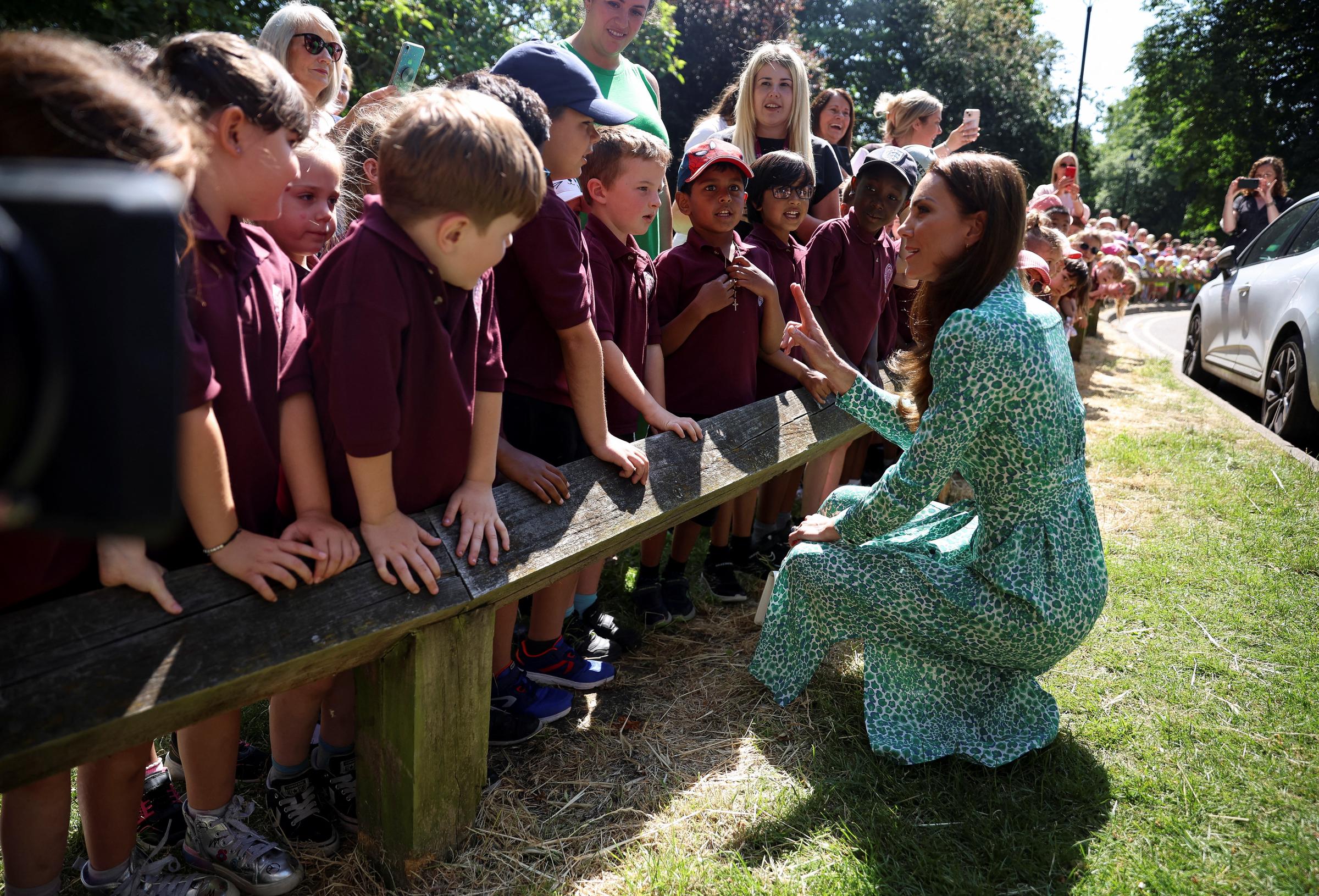 Catalina, Princesa de Gales, saluda a los niños durante su visita a los visitadores de salud del estudio de campo en el Centro Infantil Riversley Park en Nuneaton, Inglaterra, el 15 de junio de 2023 | Fuente: Getty Images