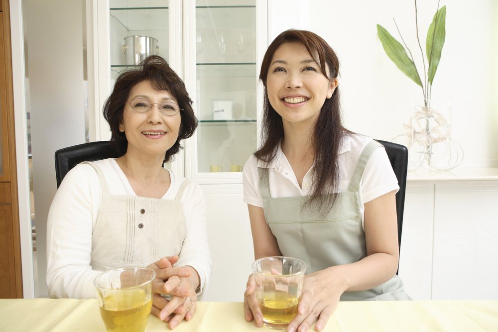 Suegra y nuera sonriendo. | Foto: Shutterstock Suegra y nuera sonriendo. | Foto: Shutterstock