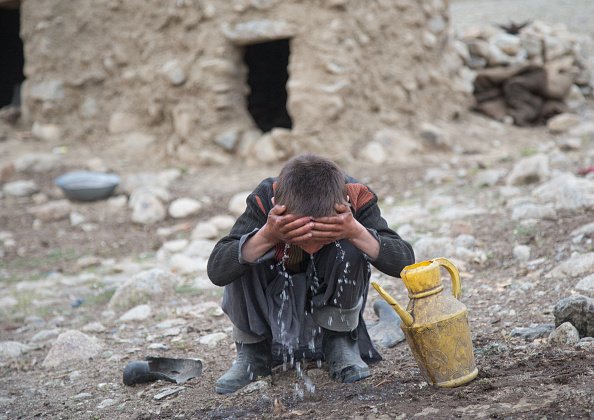 Un enfant lave son visage tôt le matin. | Photo : Getty Images