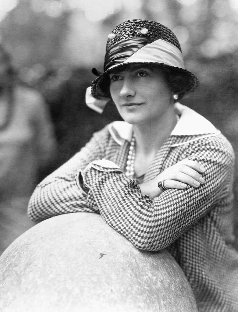 Coco Chanel avec un chapeau | Photo : Getty Images