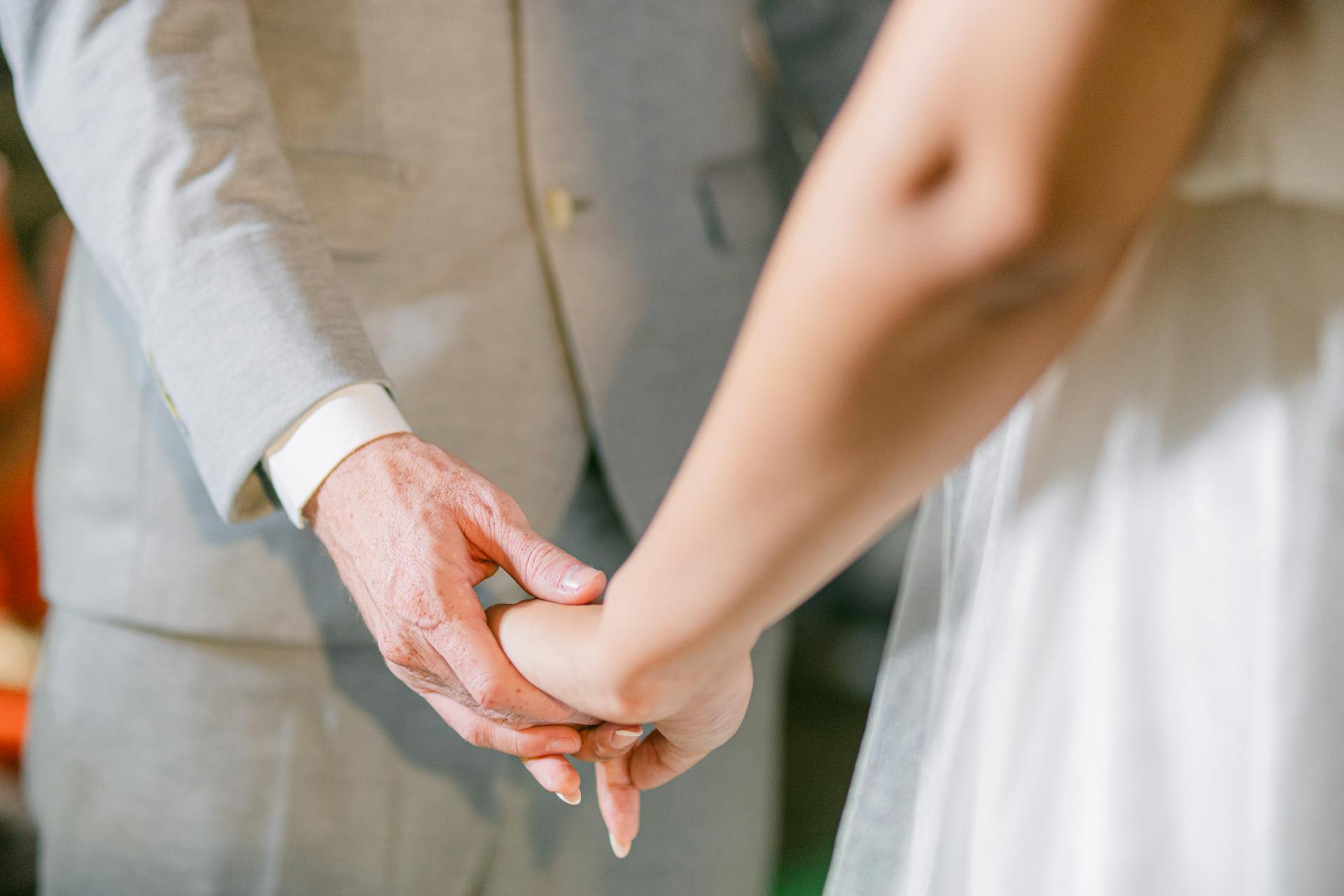 A couple holding hands | Source: Pexels