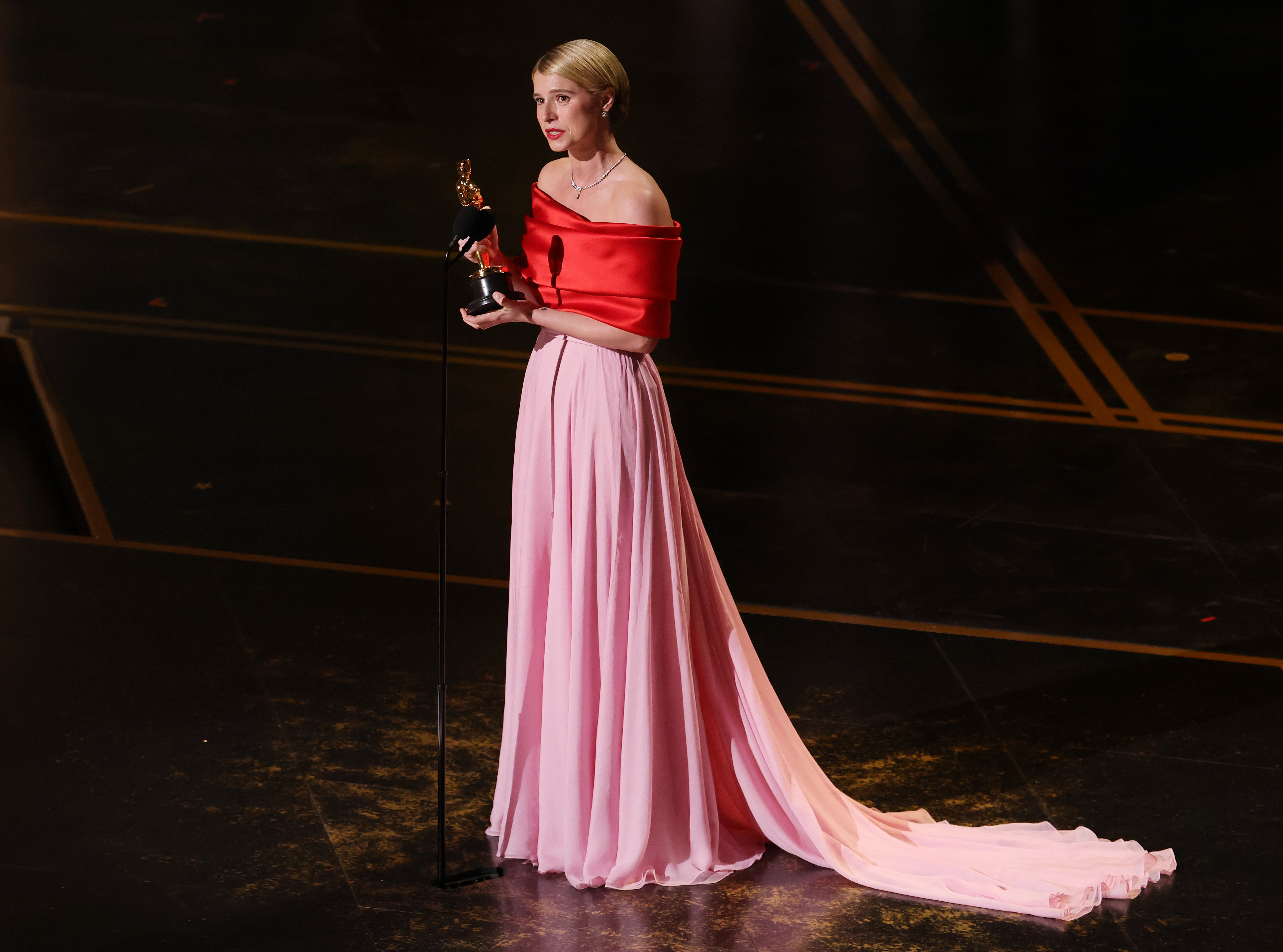 Jessie Buckley speaks after accepting her award | Source: Getty Images