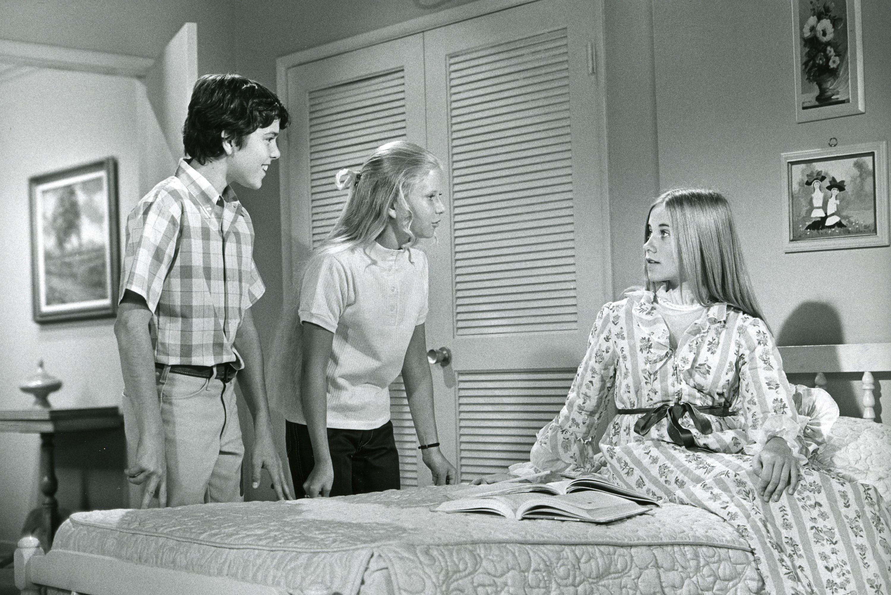 Peter (Christopher Knight) and Jan (Eve Plumb, center) convinced Marcia (Maureen McCormick) to take a role in "Romeo and Juliet," in "The Brady Bunch" episode on October 29, 1971 | Source: Getty Images