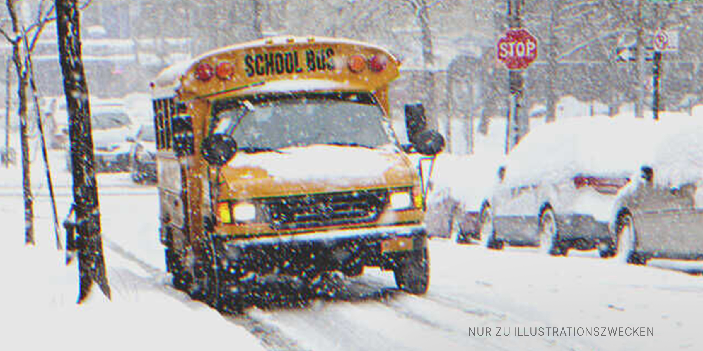 Bus auf der Straße bei winterlichem Wetter geparkt. | Quelle: Shutterstock