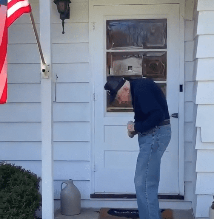 World War II veteran Chuck Franzke dancing to Justin Timberlake's "Can't Stop the Feeling!" in 2020. | Photo: Instagram/Good News Movement