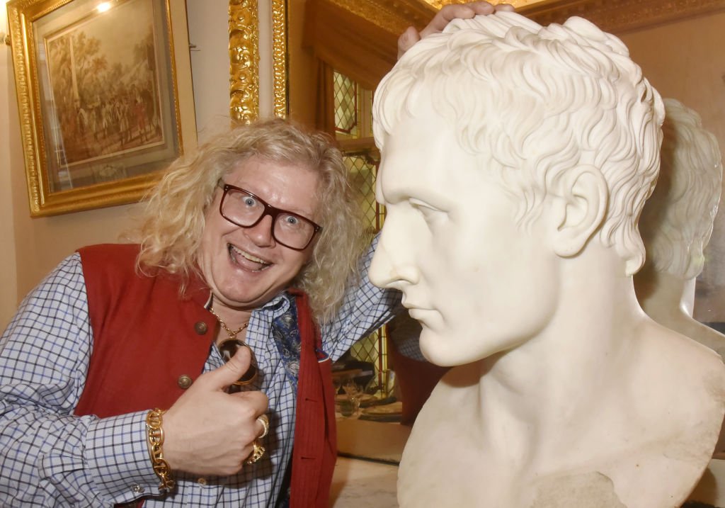Pierre-Jean Chalencon pose avec une statue de l'empereur Napoléon 1er lors du Restaurant du Salon Ephemere au Palais Vivienne Ouverture le 27 juin 2020 à Paris, France . | Photo : Getty Images