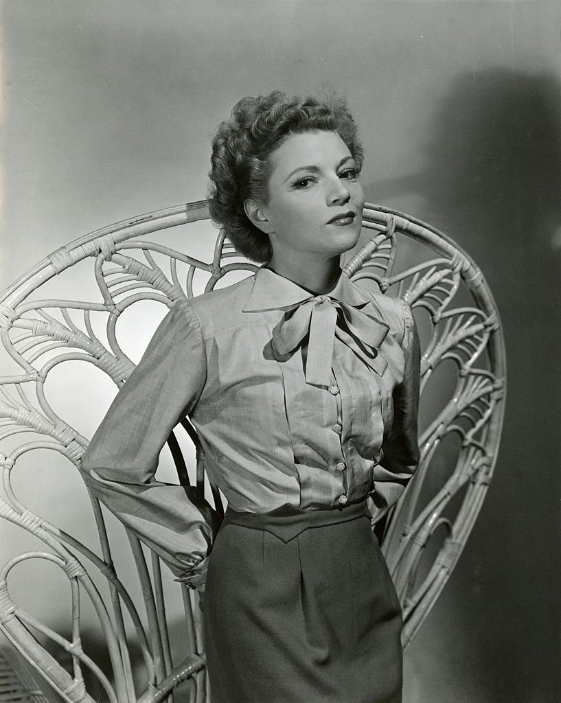 L'actrice française Annabella (alias Suzanne Georgette Charpentier) appuyée contre une chaise en rotin à dossier haut; Tourné en 1944. | Photo : Getty Images L'actrice française Annabella (alias Suzanne Georgette Charpentier) appuyée contre une chaise en rotin à dossier haut; Tourné en 1944. | Photo : Getty Images