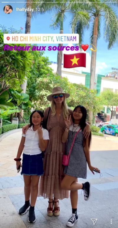 Jade et Joy Hallyday tout sourire en compagnie de leur mère Laeticia à Ho Chi Minh, Vietnam | Instagram story/lhallyday Jade et Joy Hallyday tout sourire en compagnie de leur mère Laeticia à Ho Chi Minh, Vietnam | Instagram story/lhallyday
