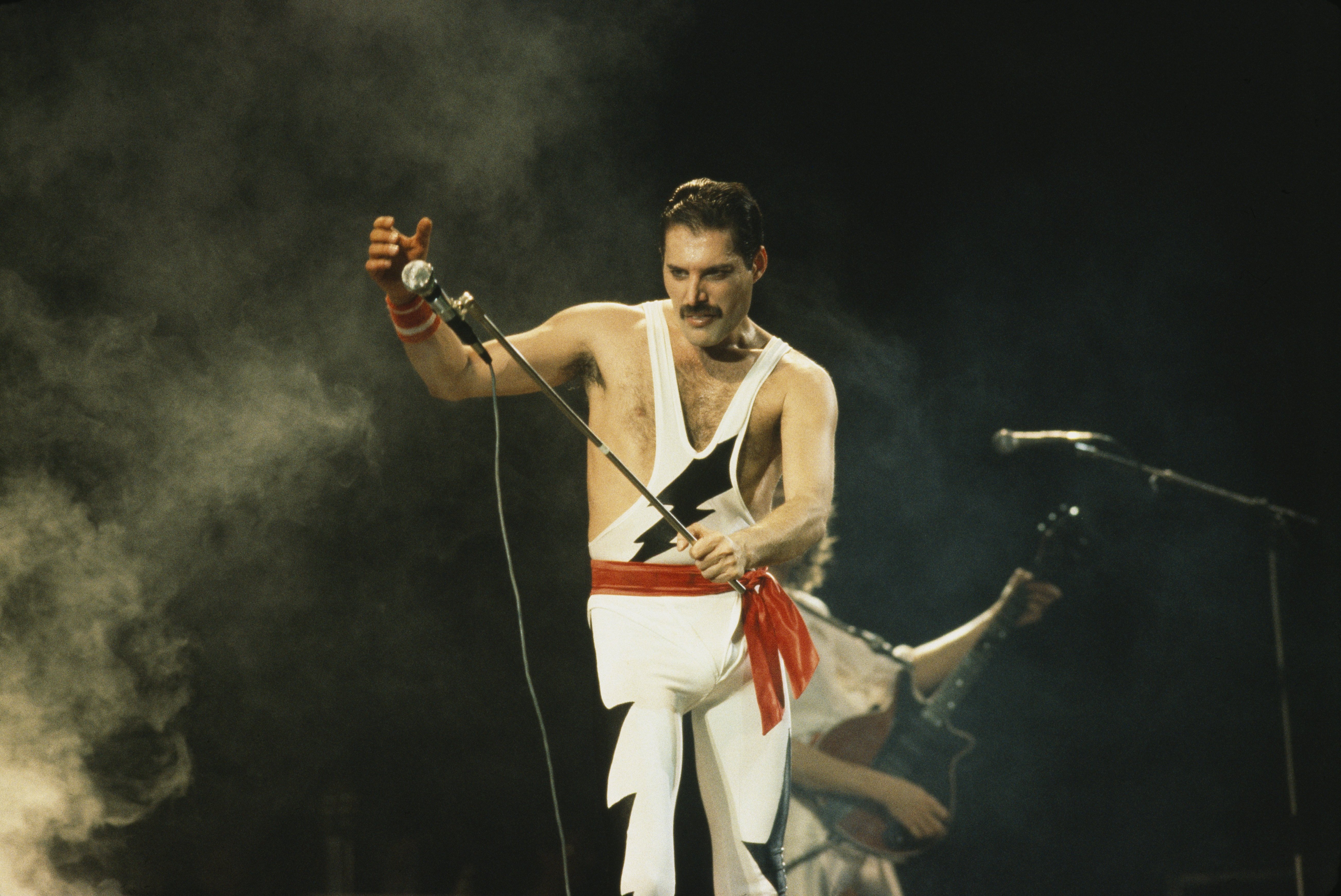 Freddie Mercury bei seinem Auftritt auf der Bühne mit der britischen Rockgruppe Queen, 1985 | Quelle: Getty Images
