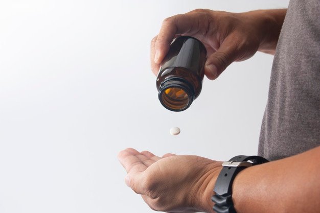 Hombre tomando medicamentos. | Foto: Freepik Hombre tomando medicamentos. | Foto: Freepik