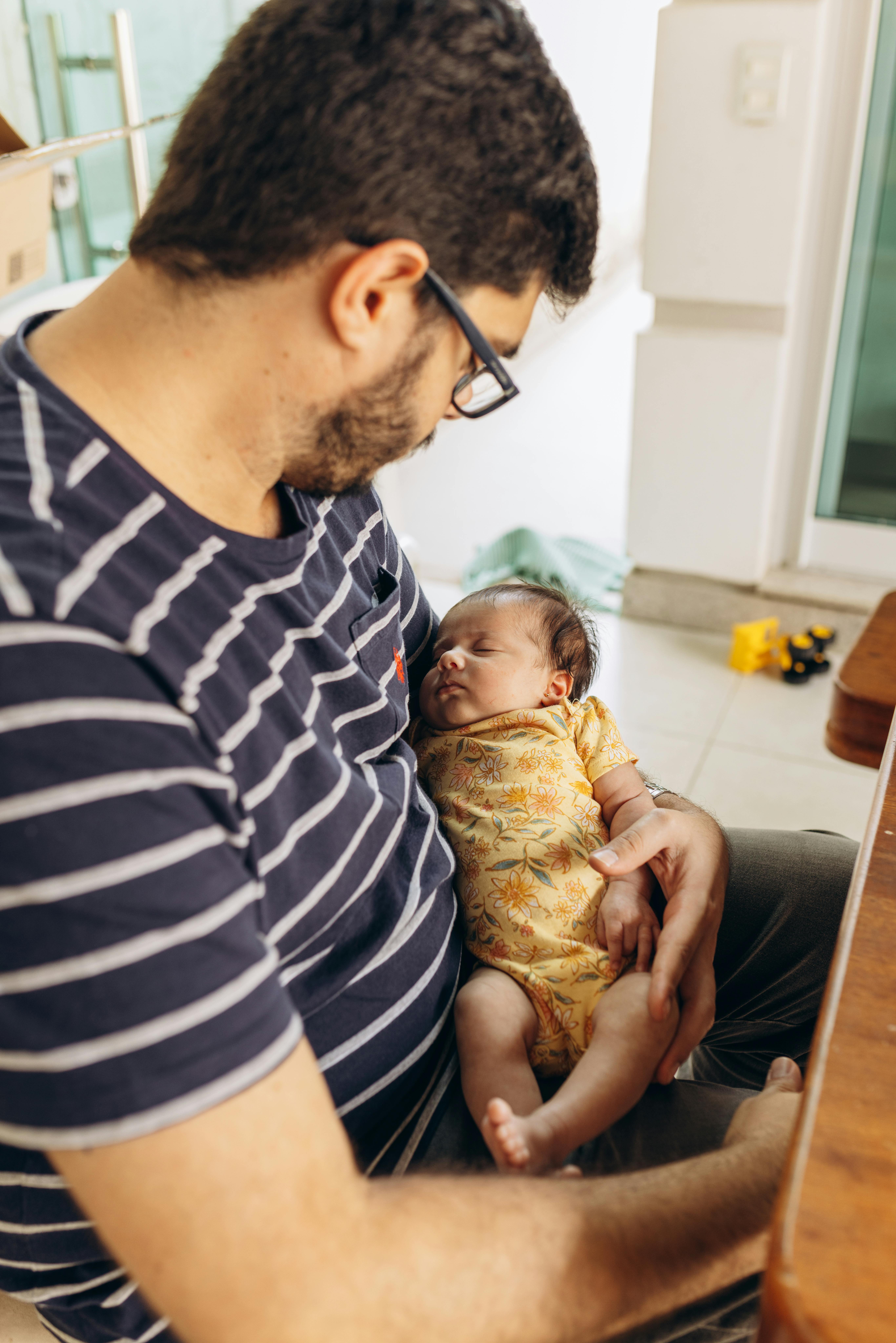 A man holding a baby | Source: Pexels