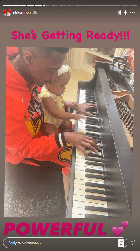Nick Cannon teaches his toddler daughter Powerful Queen how to play the piano. | Photo: Instagram/@nickcannon