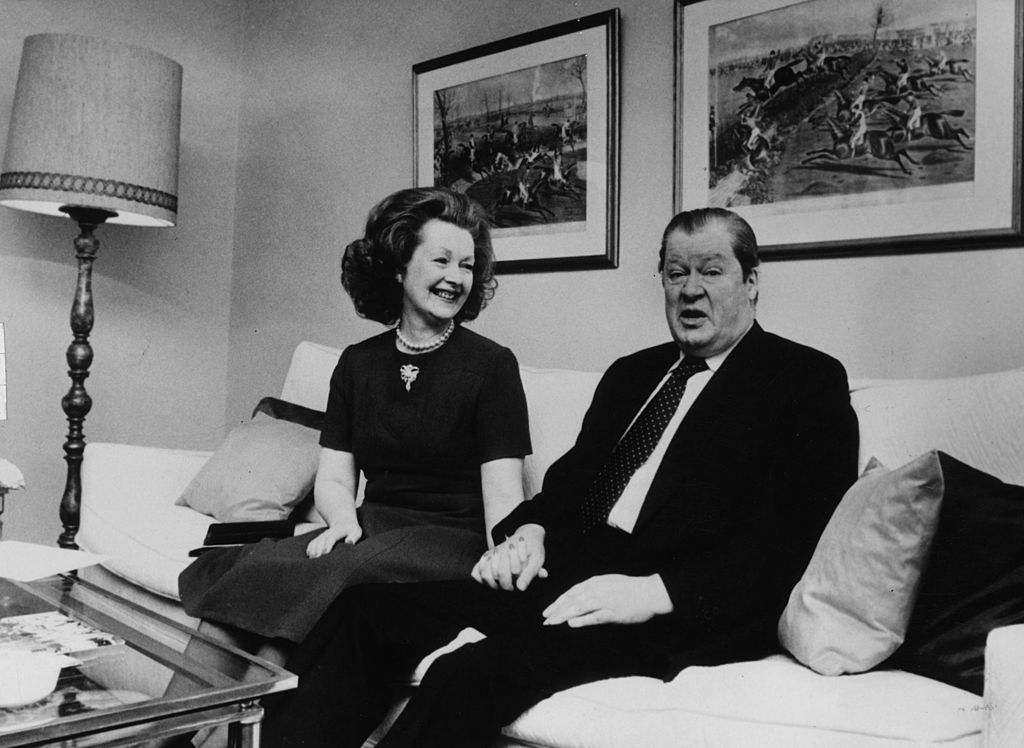 Lord Spencer, padre de Lady Diana, la princesa de Gales, y su segunda esposa. | Foto: Getty Images Lord Spencer, padre de Lady Diana, la princesa de Gales, y su segunda esposa. | Foto: Getty Images