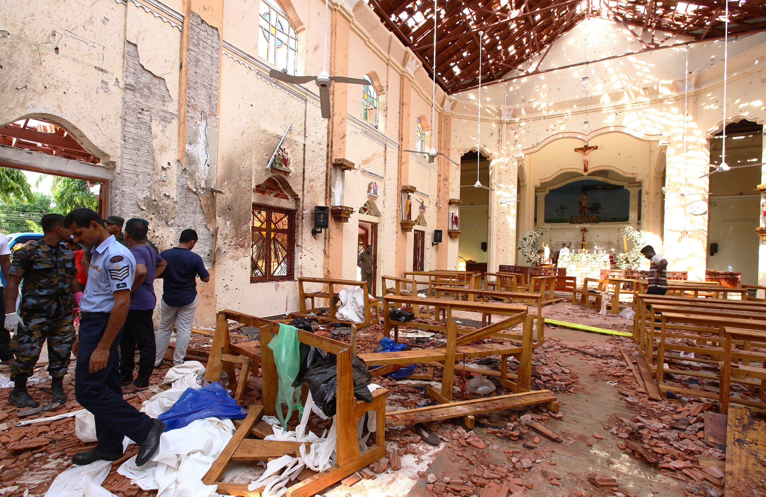 Sri Lankan authorities inspecting the St. Sebastian's Church in Negombo | Photo: Getty Images