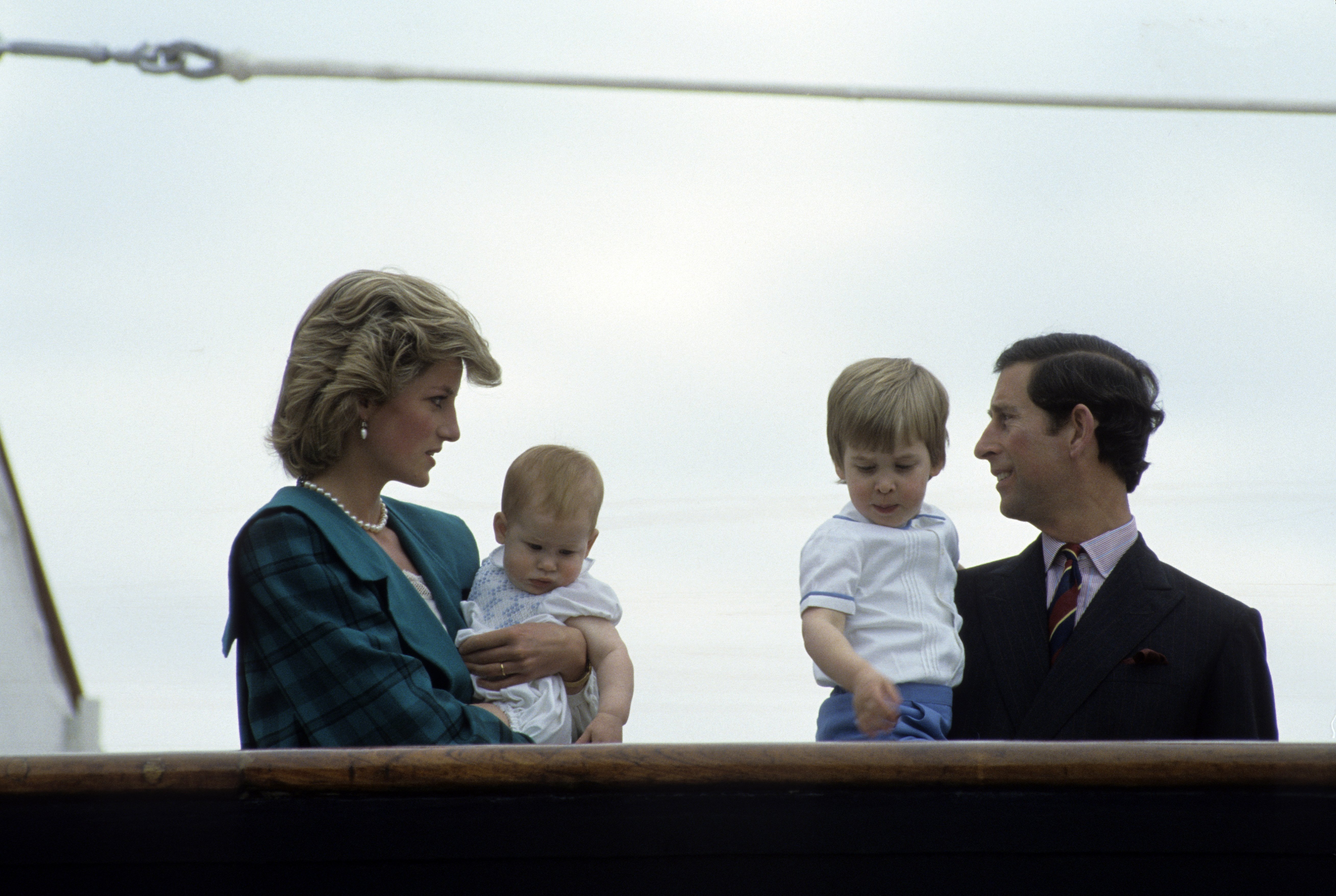 Príncipe Charles, Princesa Diana y sus hijos, el Príncipe William y el Príncipe Harry miran desde la cubierta del Royal Yacht Britannia el 05 de mayo de 1985 en Venecia, Italia.   | Foto: Getty Images.