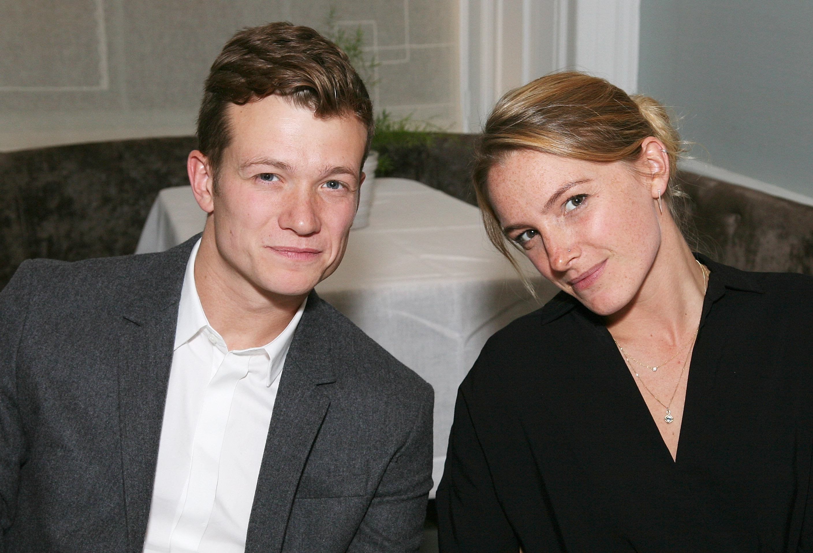 Ed Speleers und Asia Macey während des COS Dinner At Spring at Spring at Somerset House am 27. Oktober 2015 in London, England. | Quelle: Getty Images