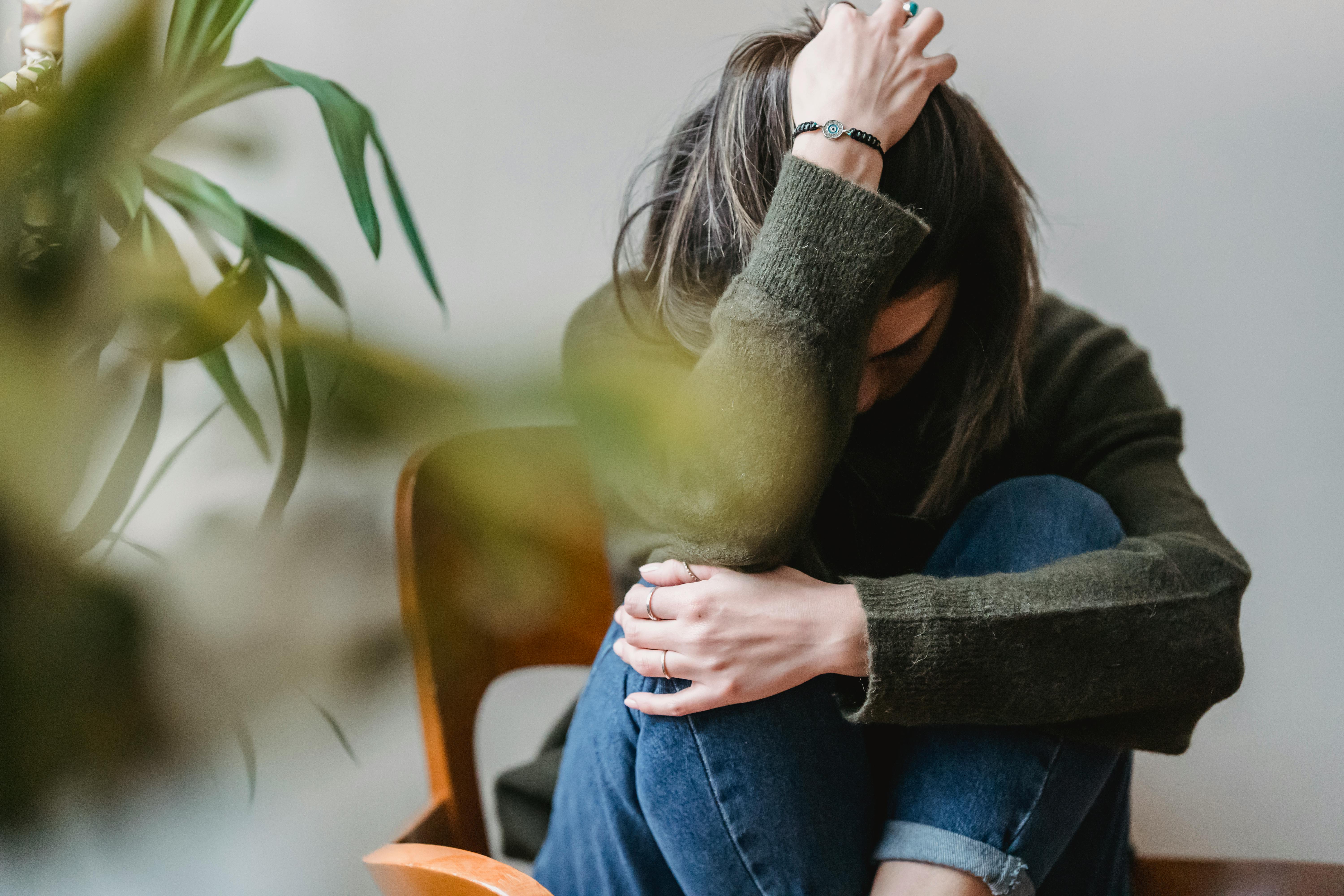 An upset woman sitting on chair | Source: Pexels