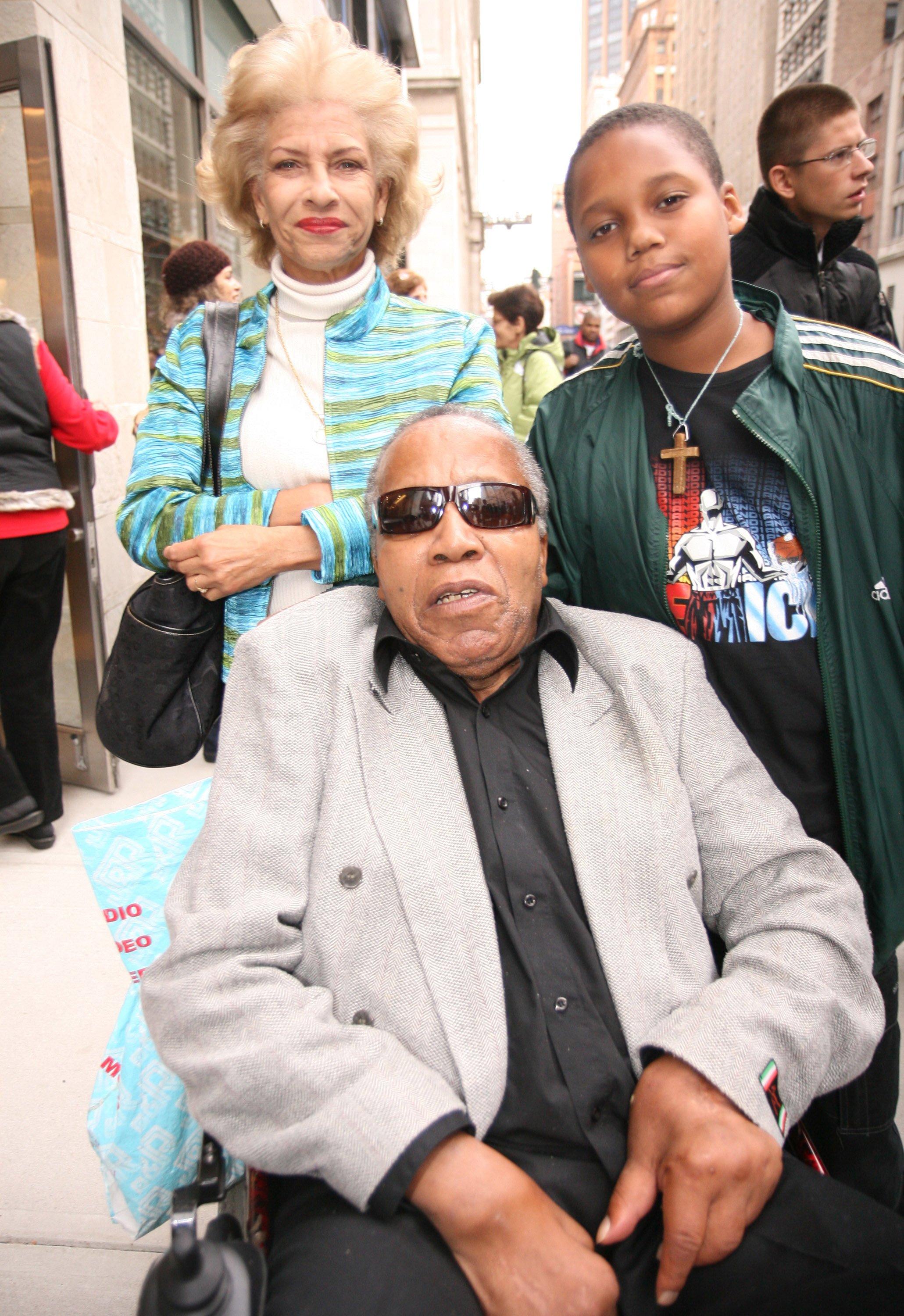 Frank Lucas, Julianna Farrait, and their son in New York on November 2, 2007. | Source: Getty Images