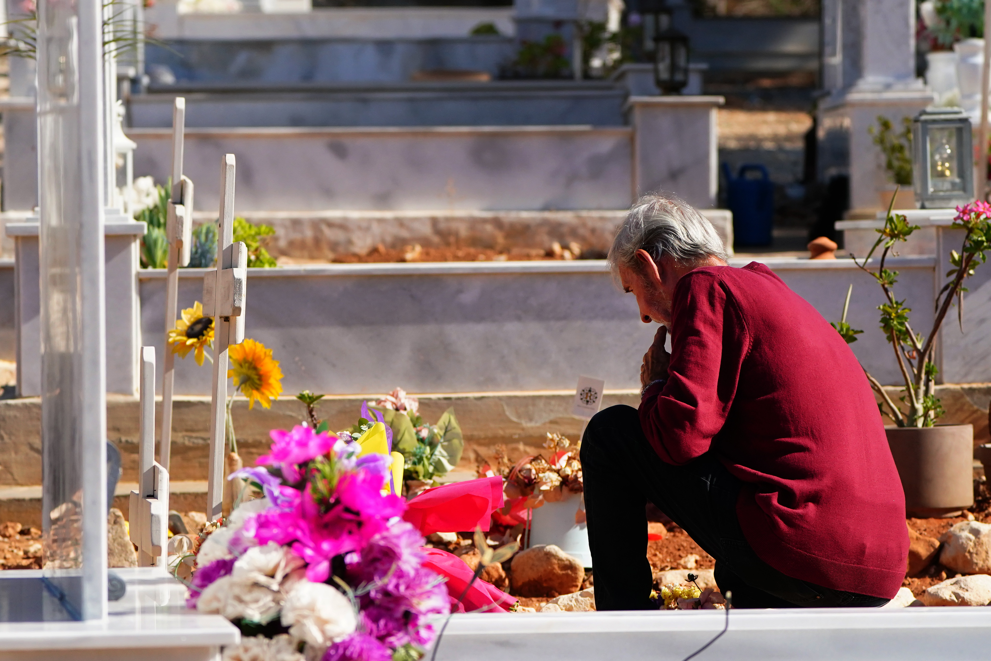 David Hunter sitzt am 1. August 2023 neben dem Grab seiner Frau | Quelle: Getty Images