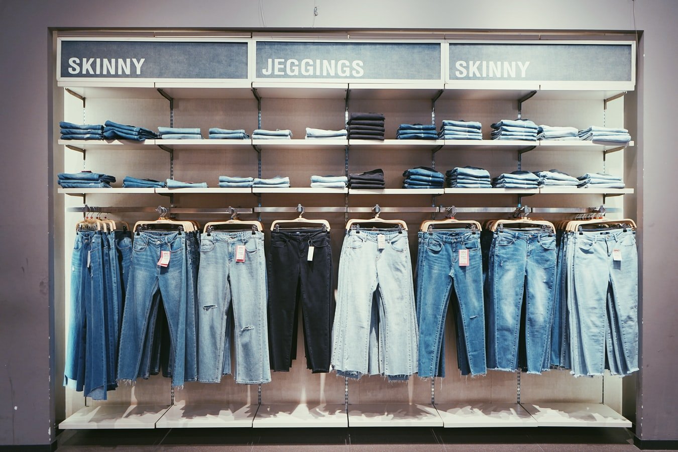 Un rayon de pantalons. l Source : Unsplash