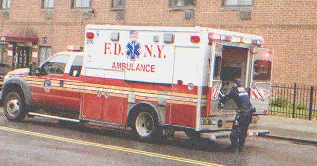 Una ambulancia y un paramédico. | Foto: Shutterstock