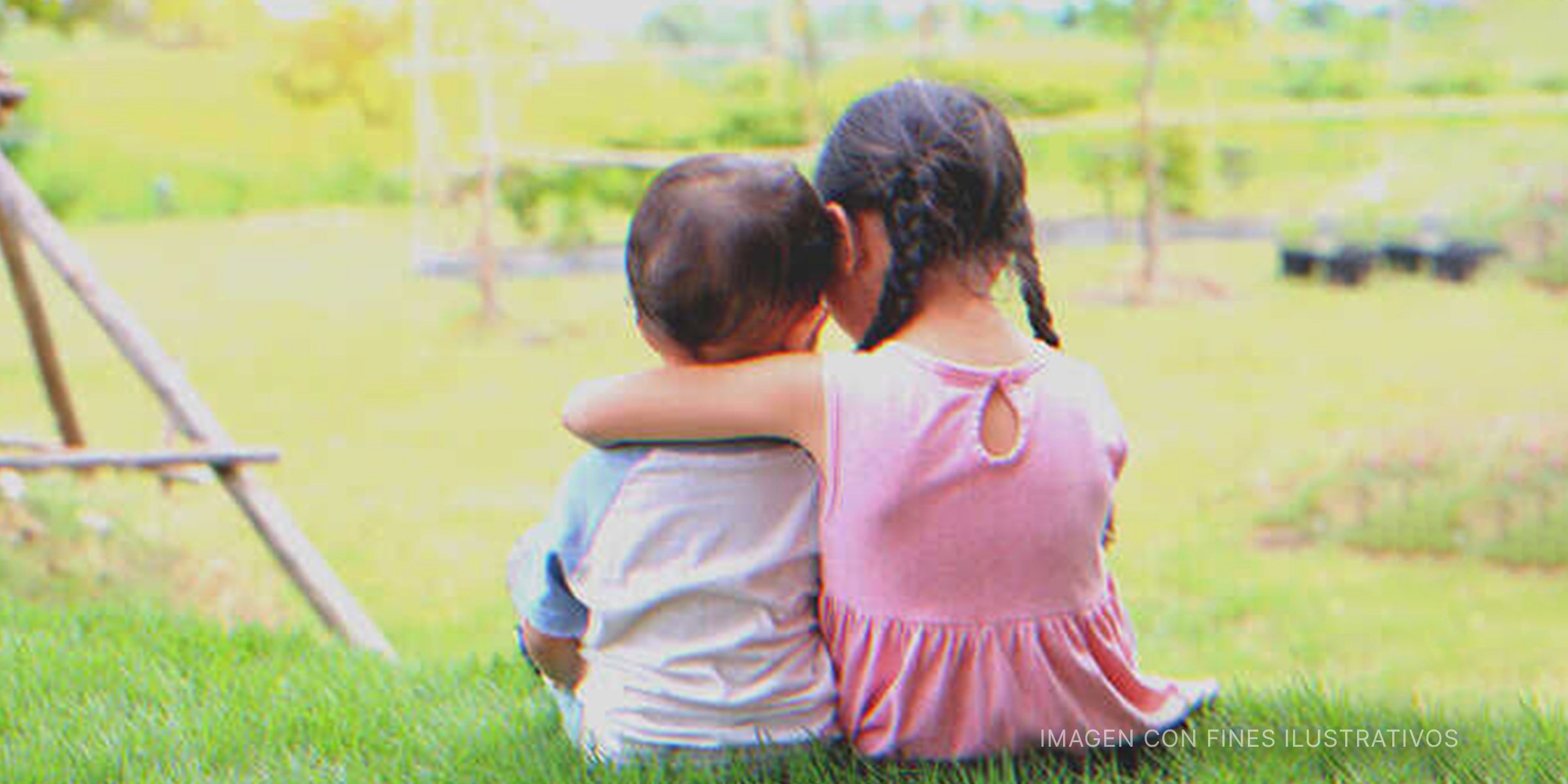 Niña pequeña abrazando a su hermano. | Foto: Shutterstock