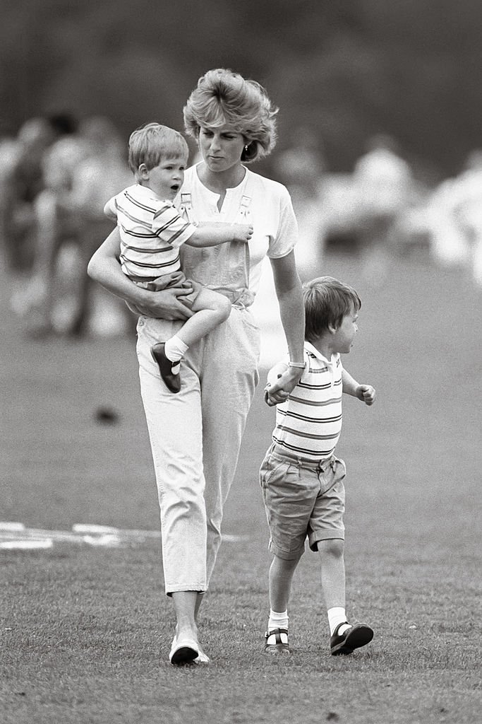 Diana, die Prinzessin von Wales, und Prinz William und Prinz Harry, bei einem Polo-Match, Smiths Lawn, Windsor. (Foto von Julian Parker) I Quelle: Getty Images