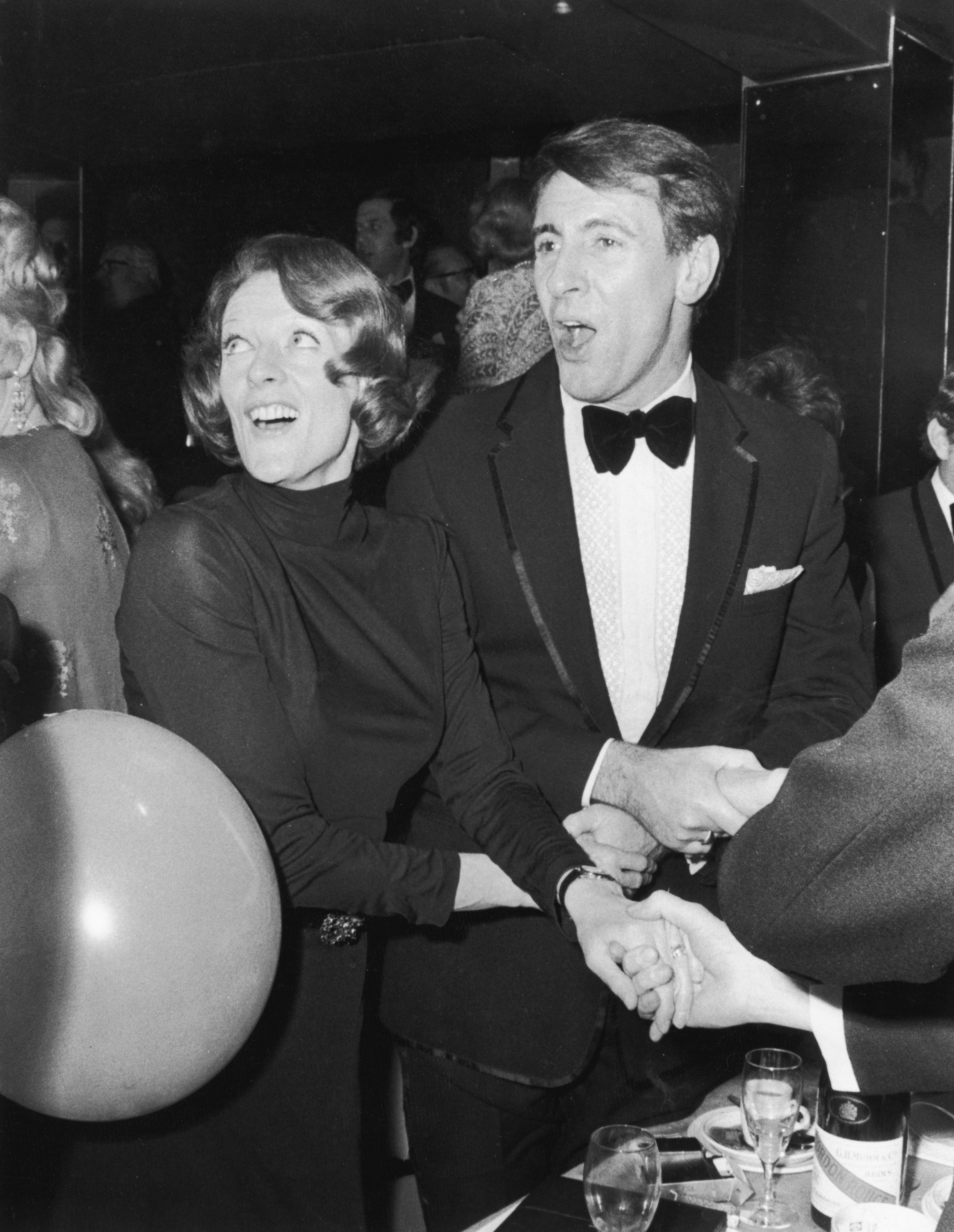 Maggie Smith and her first husband Robert Stephens lead the singing of 'Auld Lang Syne' at a New Year's Eve party on January 1, 1973. | Source: Getty Images