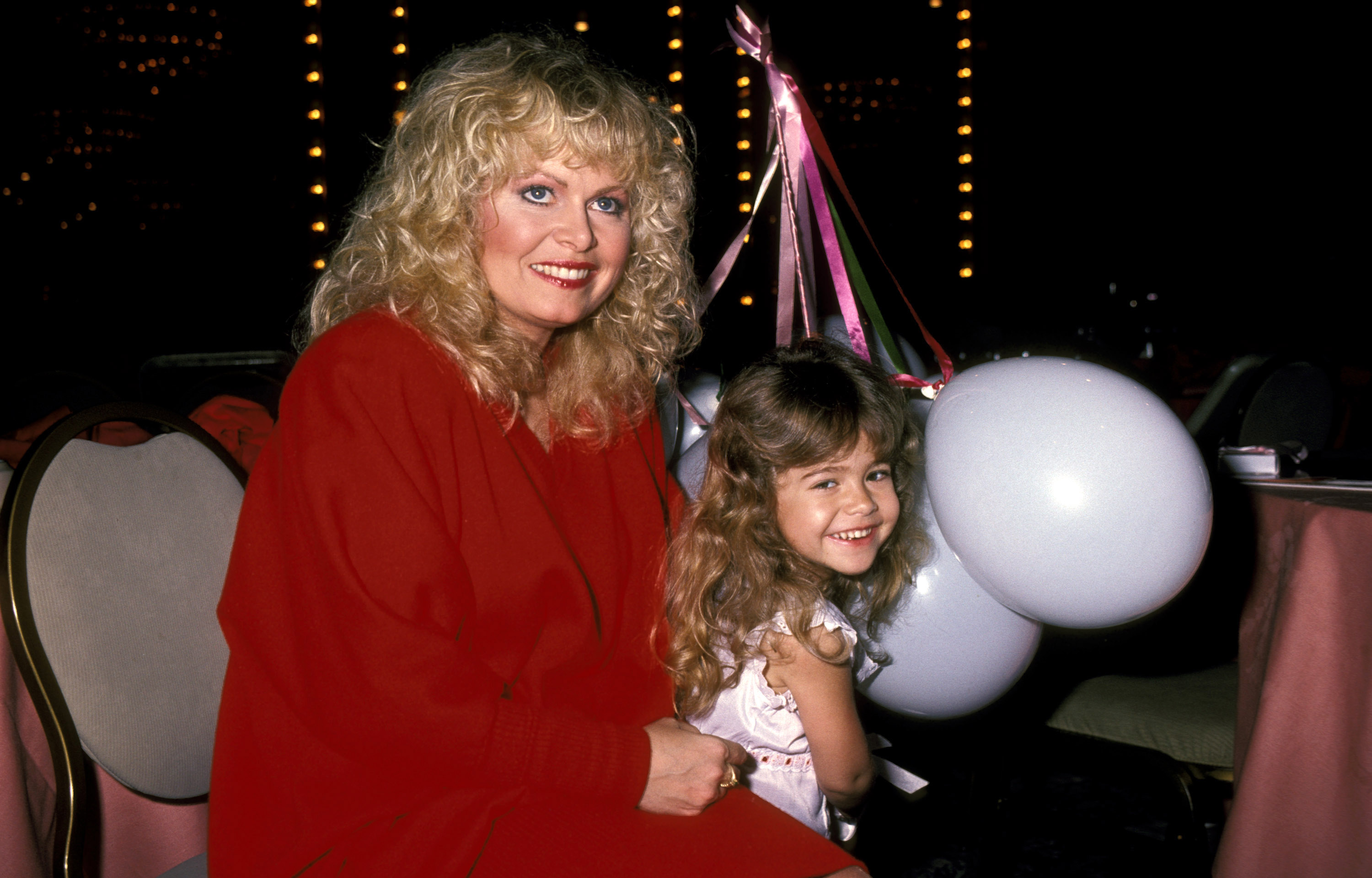 Sally Struthers and her daughter, Samantha, at the Young Musicians Foundation Celebrity Mother-Daughter Fashion Show, 1983 | Source: Getty Images