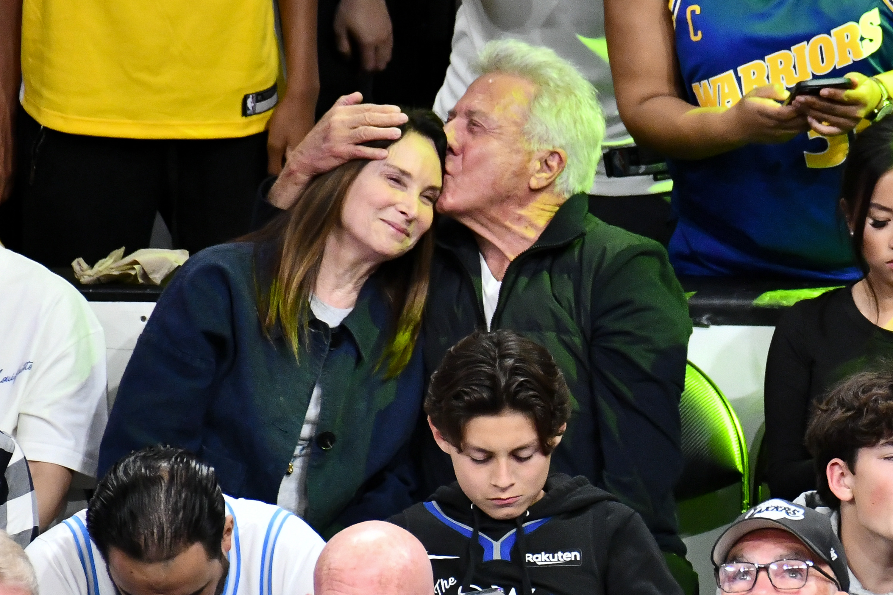 Lisa Hoffman and Dustin Hoffman at a playoff basketball game between the Los Angeles Lakers and the Golden State Warriors in Los Angeles, California on May 8, 2023. | Source: Getty Images