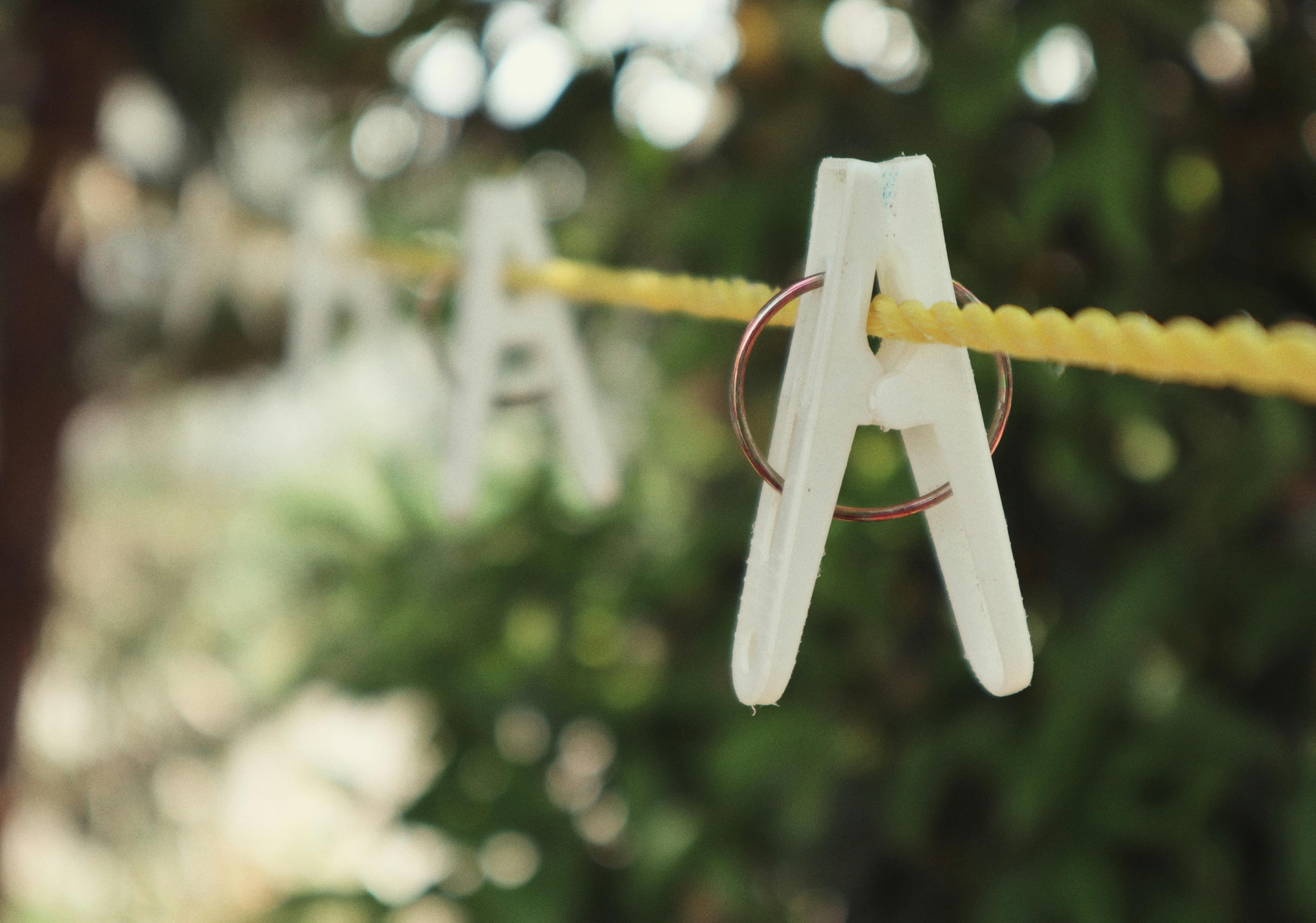 A clothespin hanging on a rope | Source: Pexels