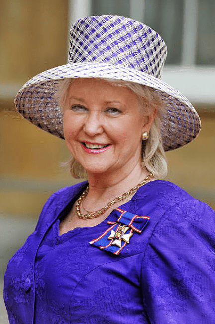 Angela Kelly porte sa médaille de l'Ordre royal de Victoria, | Source: John Stillwell - WPA Pool / Getty Images Angela Kelly porte sa médaille de l'Ordre royal de Victoria, | Source: John Stillwell - WPA Pool / Getty Images