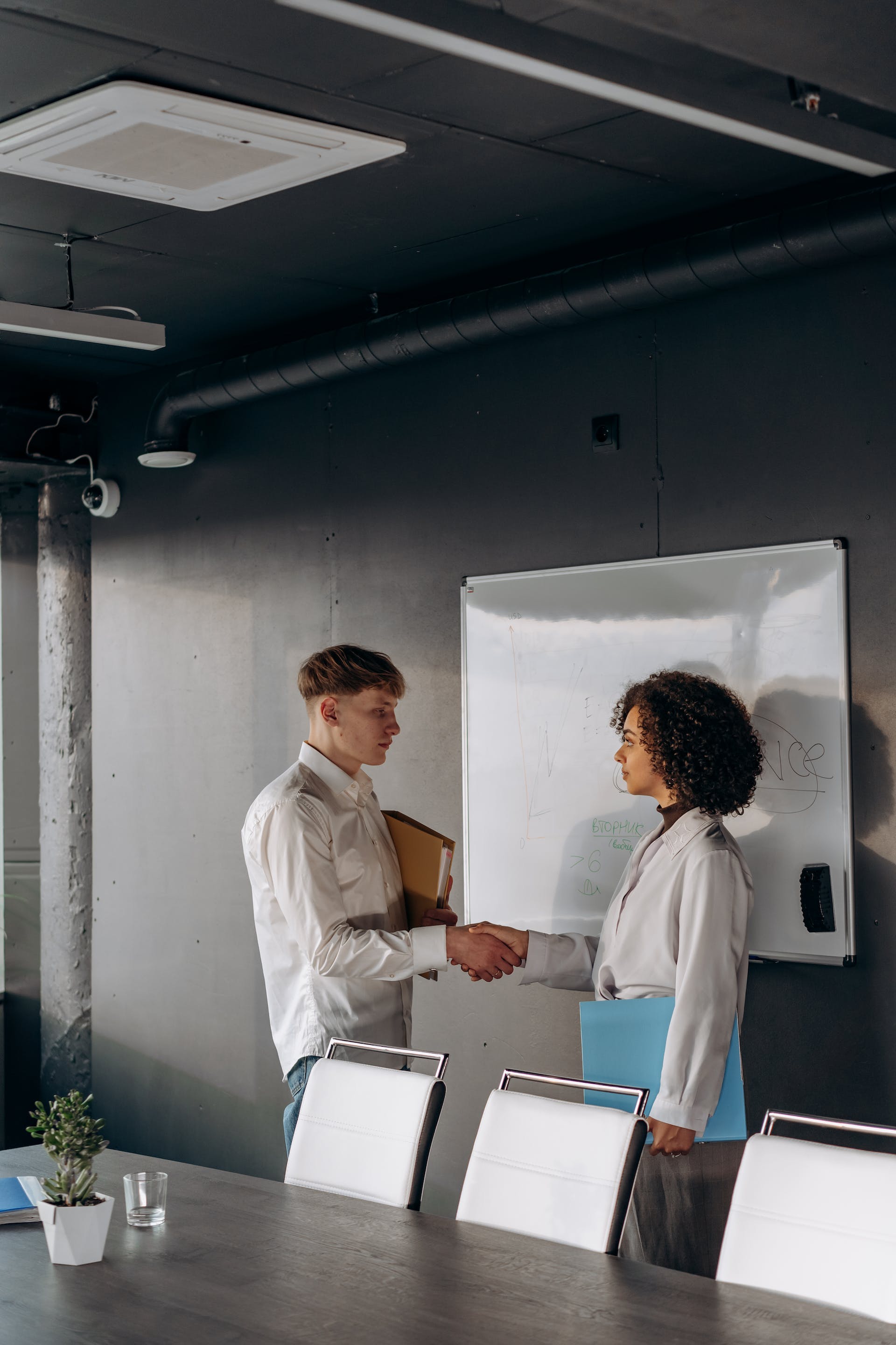 Two people meeting | Source: Pexels