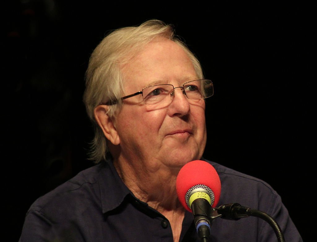 Tim Brooke-Taylor recording "I'm Sorry I Haven't a Clue" in Richmond Theatre on November 2, 2014 | Photo: Wikimedia/Ed g2s