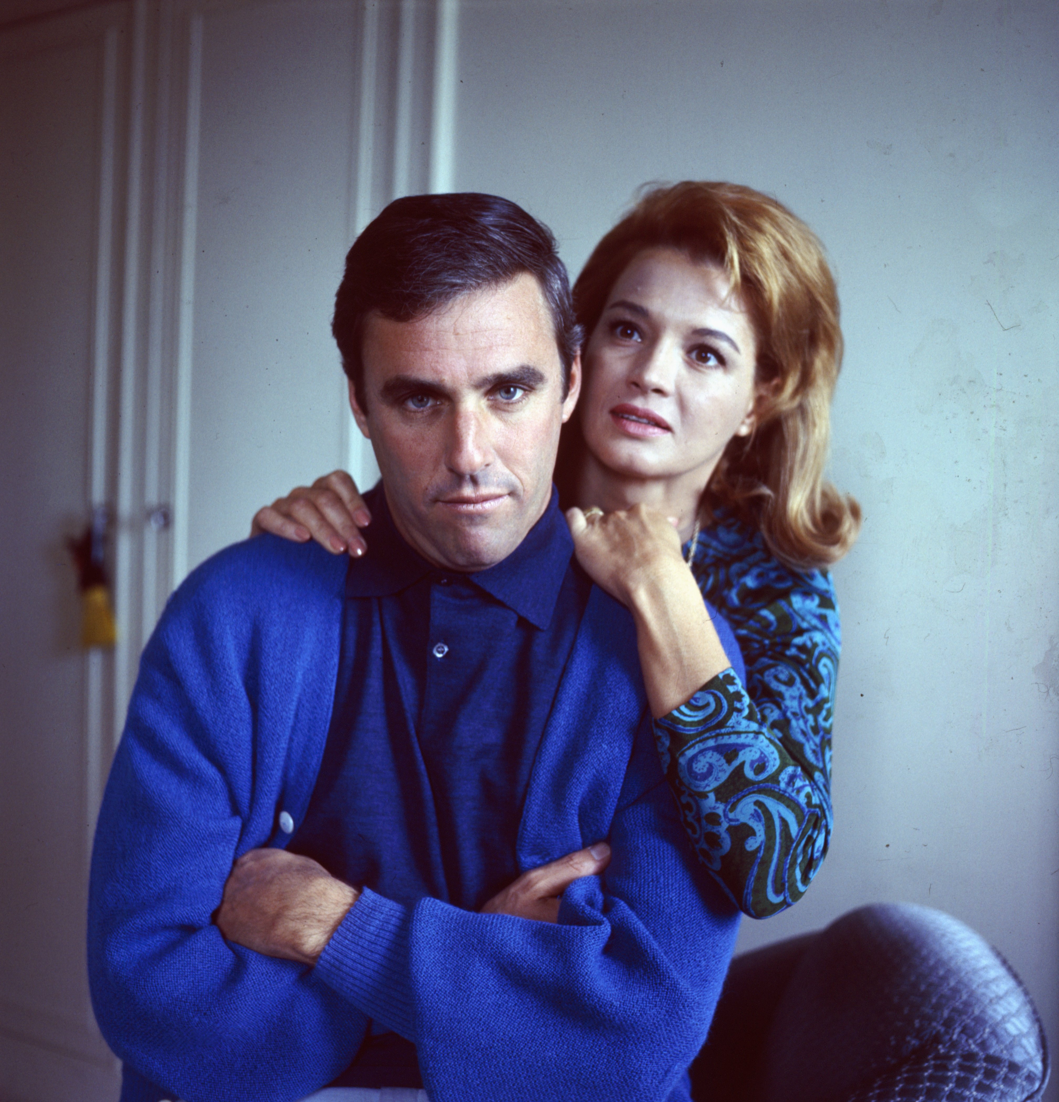 Burt Bacharach posó con la actriz Angie Dickinson, en Londres, en 1966. | Foto: Getty Images
