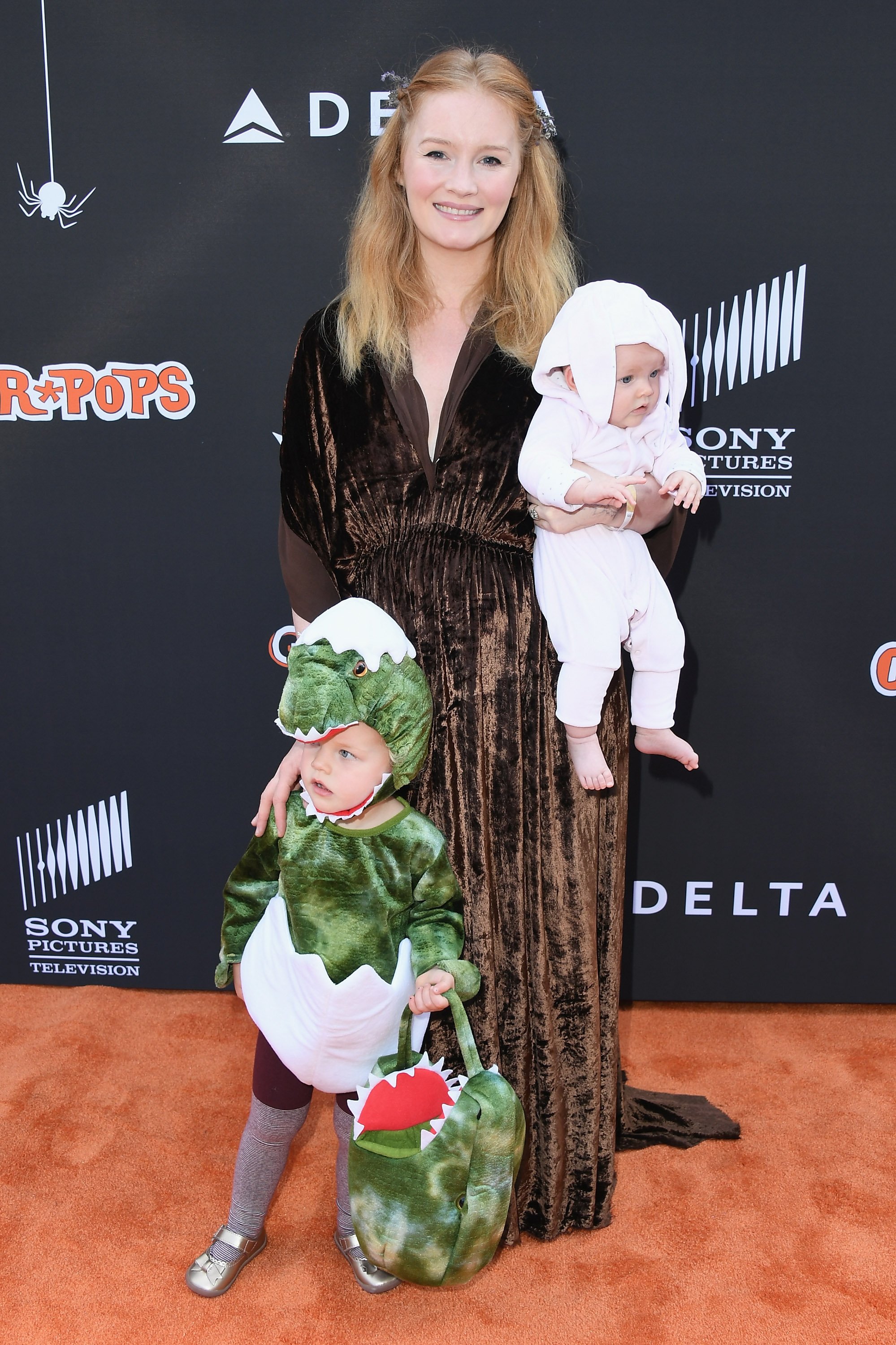 Kimberly Van Der Beek posing with her children at the Jessica and Jerry Seinfeld's GOOD + Halloween Bash at Sony Pictures Studios in Culver City | Source: Getty Images