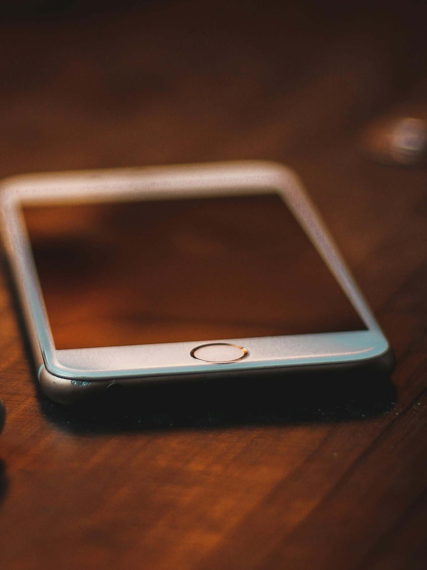 A mobile phone atop a table | Source: Pexels