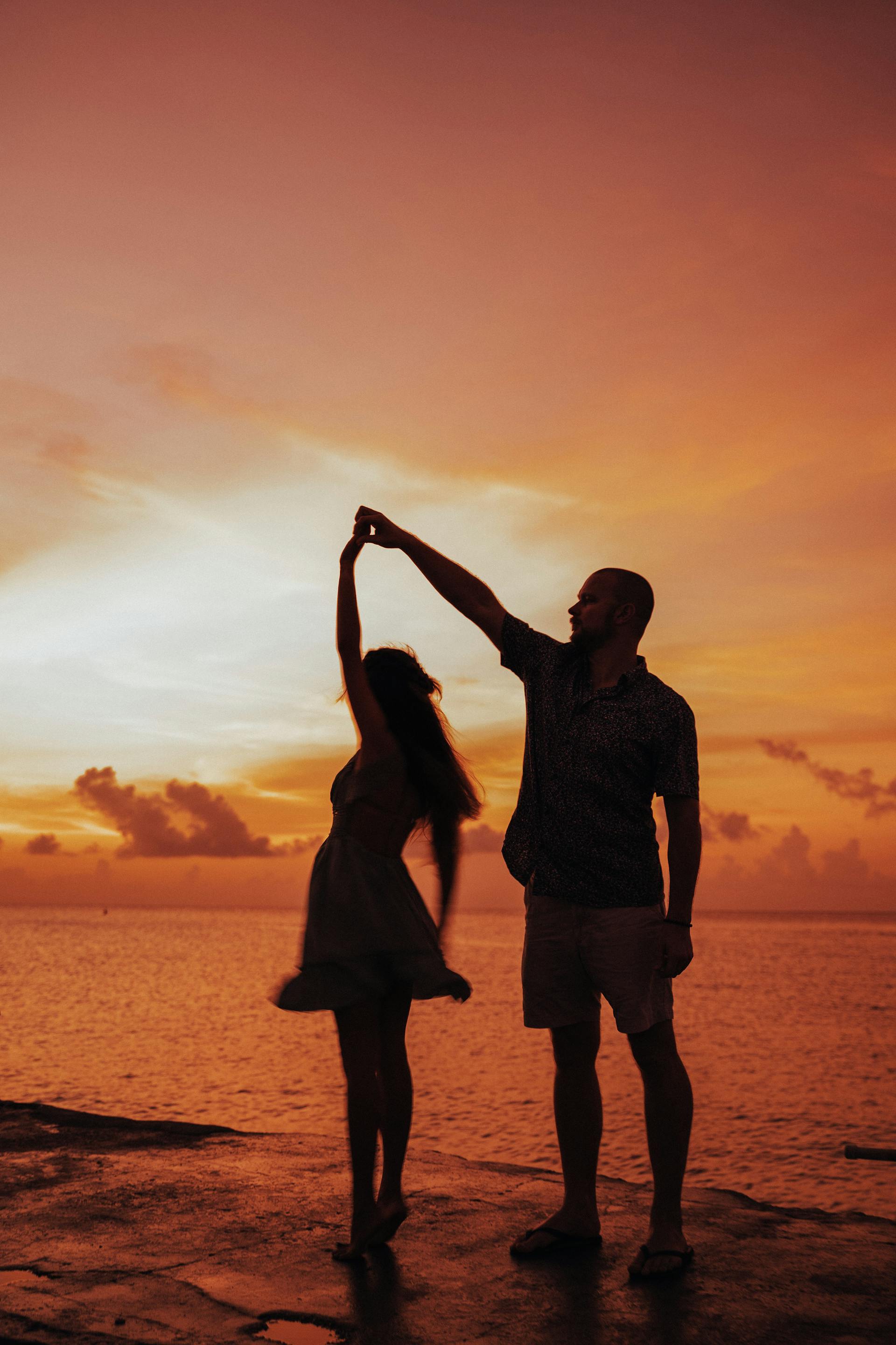 A couple dancing on the beach | Source: Pexels