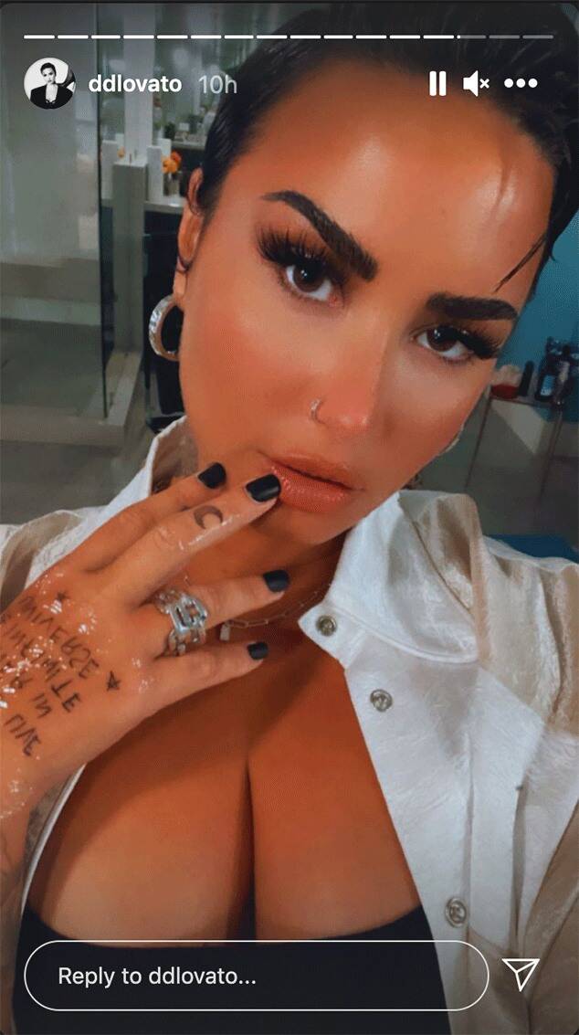 Singer Demi Lovato showing off their brand new tattoo | Photo: Instagram.com/ddlovato