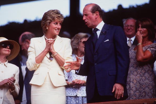 La princesse Diana s'entretient avec le prince de Kent à Wimbledon le 9 juillet 1995. | Source : Getty Images