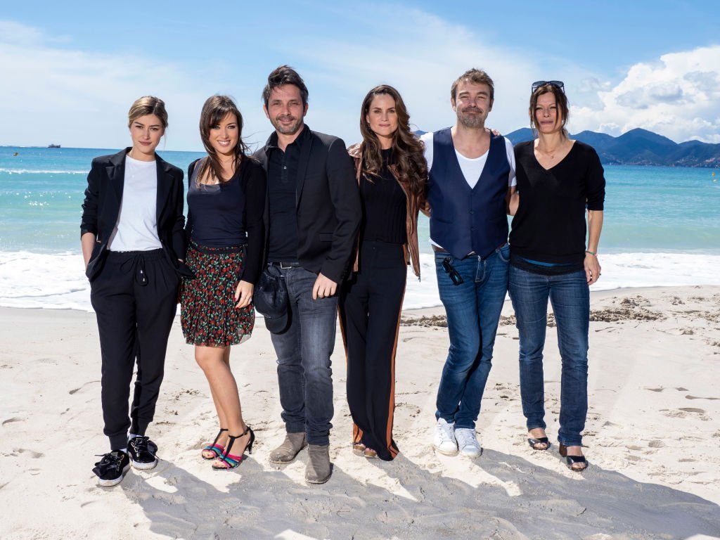 Charlotte Marzo, Elsa Esnoult, Sébastien Roch, Carole Dechantre, Patrick Puydebat et Laly Meignan assistent au photocall " Les mystères de l'amour " le troisième jour du 2ème Festival International des Séries de Cannes, le 07 avril 2019 à Cannes, France.