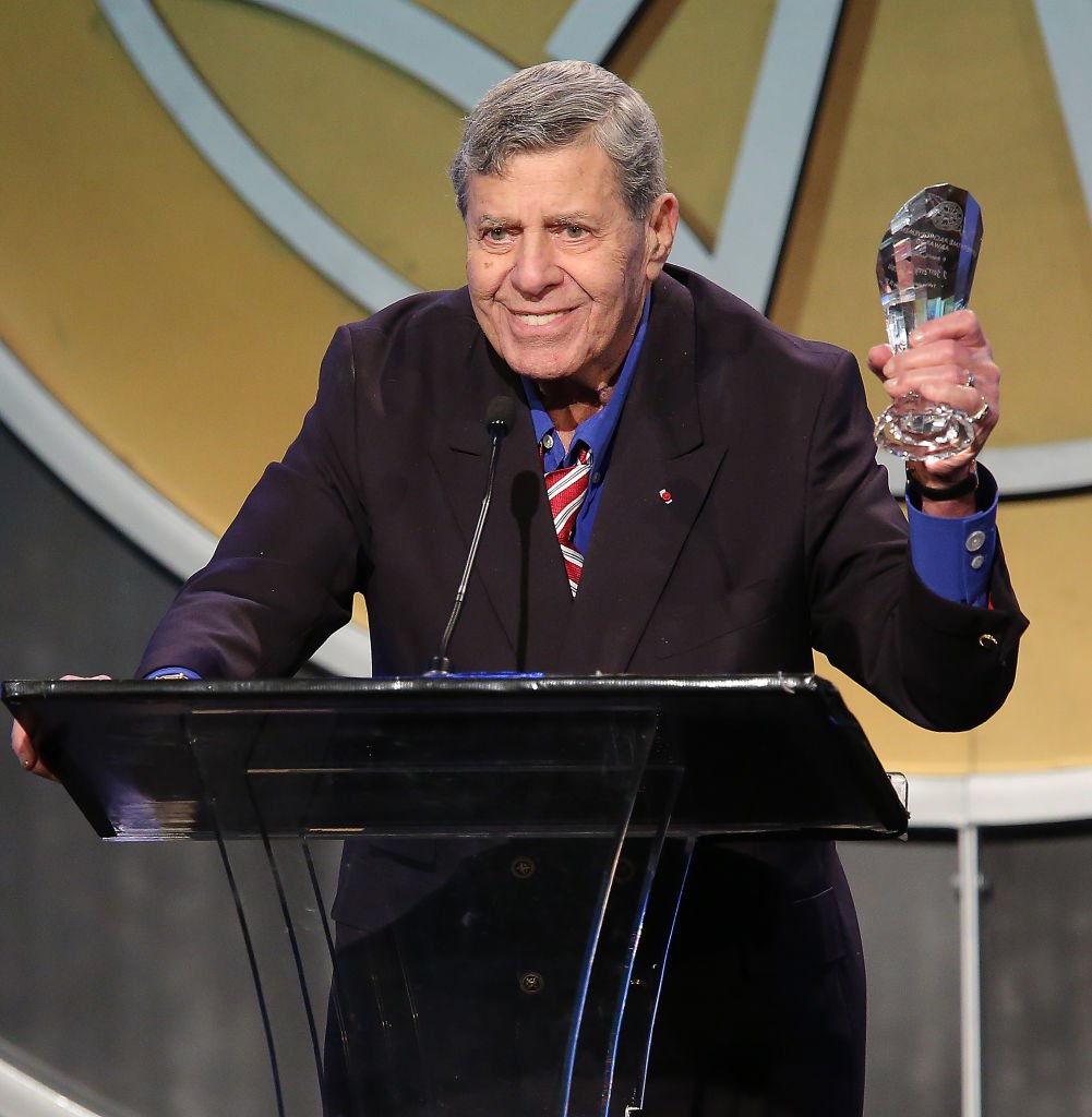 Le lauréat du Lifetime Achievement Award Jerry Lewis lors de la 51e édition des ICG Publicists Awards qui s'est tenue au Beverly Wilshire Four Seasons Hotel le 28 février 2014 | Photo : Getty Images