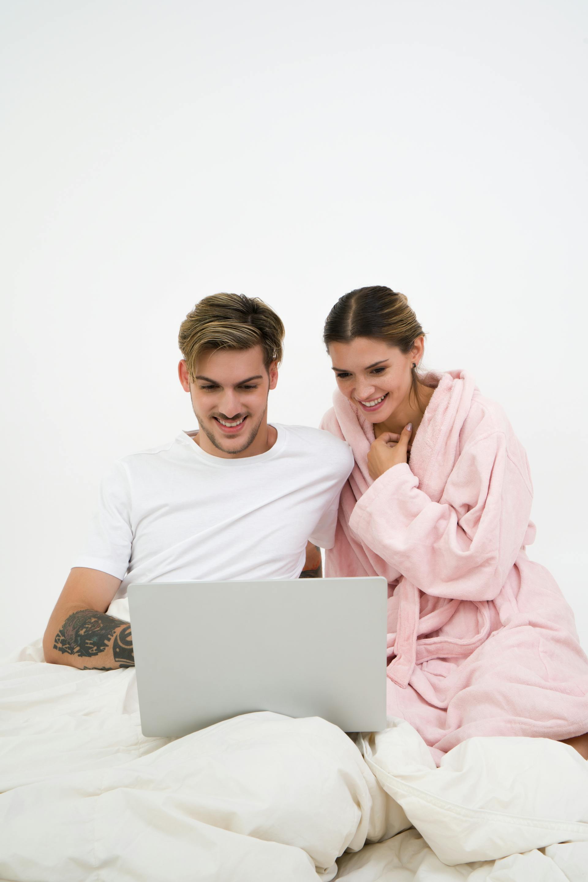 A young couple using a laptop | Source: Pexels